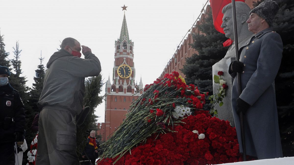 Orosz kommunisták koszorúzási ünnepségen vesznek részt Joszif Visszarionovics Sztálin néhai szovjet diktátor sírkövénél a moszkvai Kreml fala mellett, a Sztálin halálának 68. évfordulóján tartott megemlékezésen 2021. március 5-én.