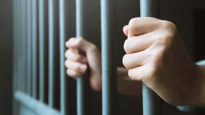 Brutális kegyetlenséggel vádol több miskolci börtönőrt egy rab