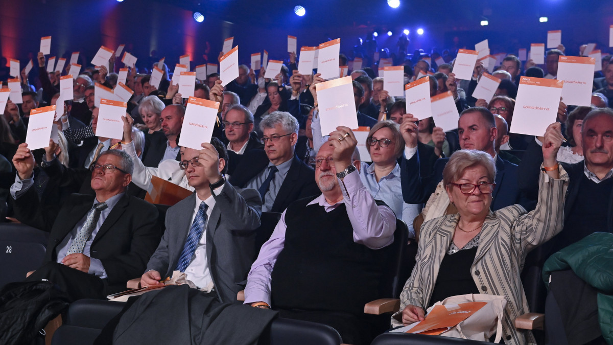 Küldöttek szavaznak a Fidesz 29. tisztújító kongresszusán Budapesten, a Hungexpón 2021. november 14-én.