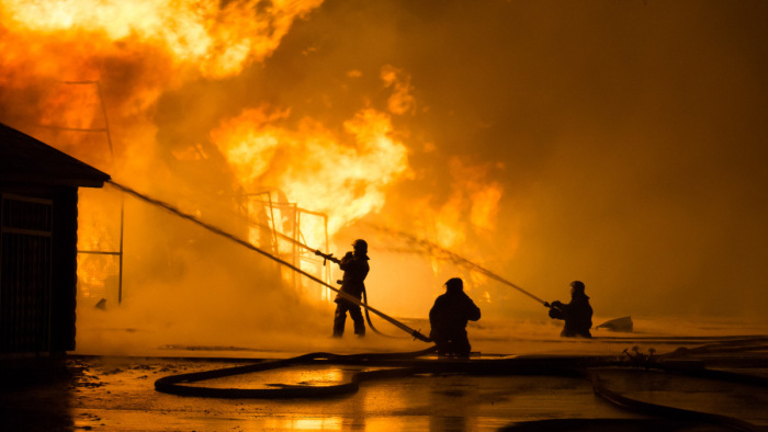 Lángok martalékává vált egy faüzem Magyarbánhegyesen
