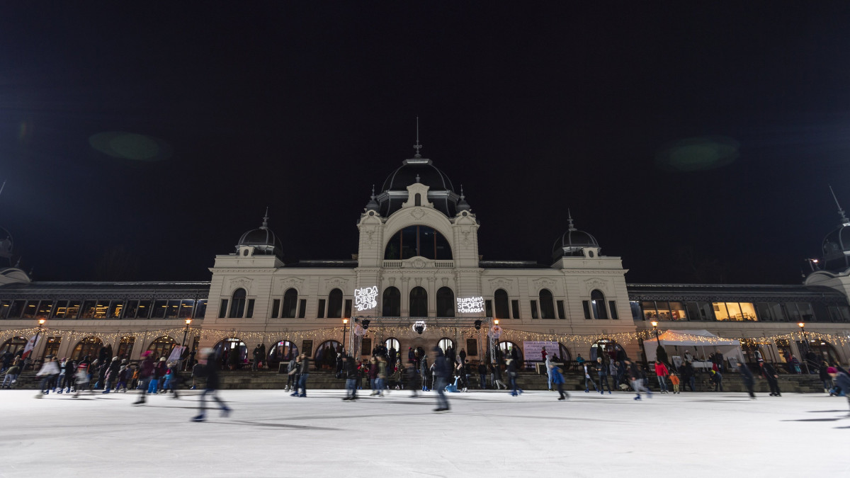 Korcsolyázók a mindennapos sportolás népszerűsítését célzó Budapest 2019 Európa Sportfővárosa programsorozat nyitórendezvényén a Városligeti Műjégpályán 2019. január 1-jén.
