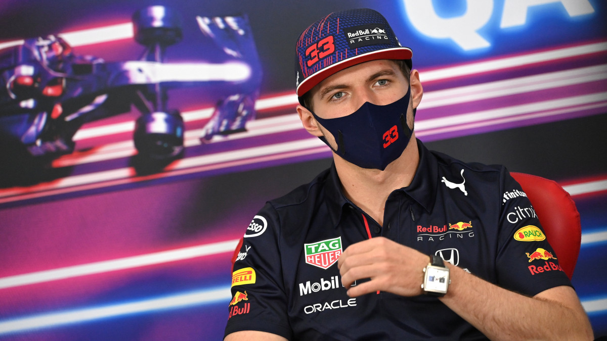 Max Verstappen, a Red Bull holland versenyzője a Forma-1-es autós gyorsasági világbajnokság Katari Nagydíjának helyszínén, a Dohától északra fekvő Lusail versenypályán tartott sajtótájékoztatón 2021. november 18-án. A futamot november 21-én rendezik.