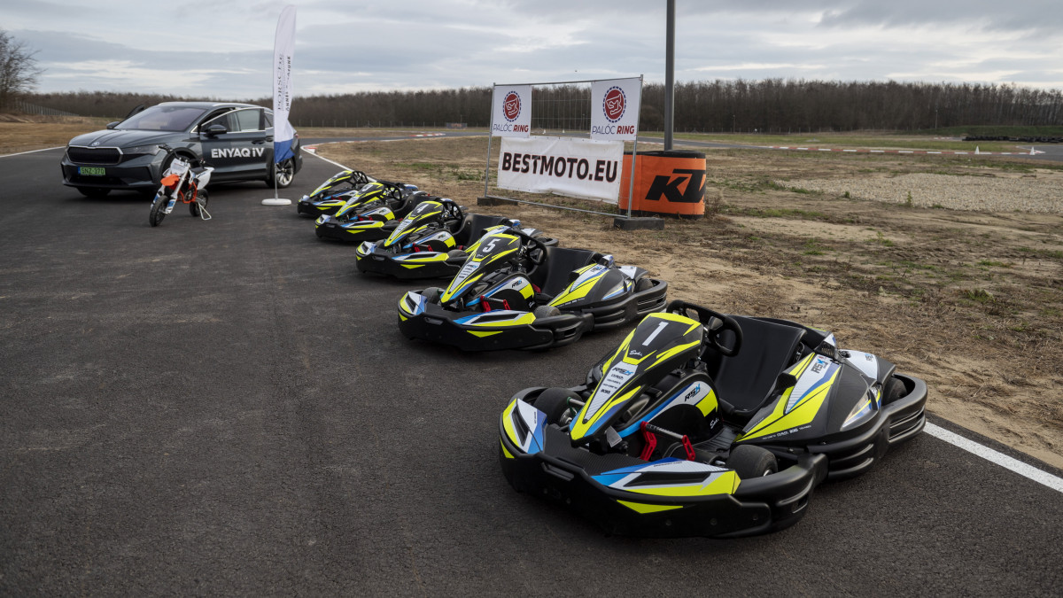 Elektromos gokartok a Palóc Ringen, a leghosszabb hazai versenygokart-pályán az ünnepélyes átadás napján Patvarc közelében 2021. november 19-én. A pálya egyedülálló lehetőséget teremt a térségben a tehetségek felkutatására és az autósport-utánpótlás nevelésére, hiszen a Nemzetközi Automobil Szövetség (FIA) előírásainak minden tekintetben megfelelően lett kialakítva, így nemzetközi versenyek megrendezésére is alkalmas. Másrészt a teljes egészében uniós és állami támogatásból kialakított létesítmény a térség és Patvarc község mellett Nógrád megye nyugati részének turisztikai kínálatát is jelentősen gazdagítja.