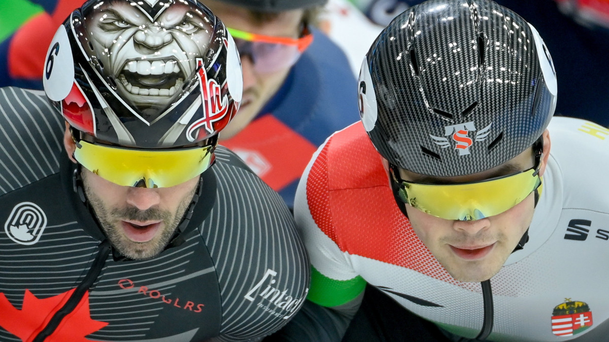 John-Henry Krueger (j) és a kanadai Charles Hamelin a férfi 1000 méteres verseny selejtezőjében a rövidpályás gyorskorcsolyázók debreceni világkupaversenyén a Főnix Arénában 2021. november 19-én.