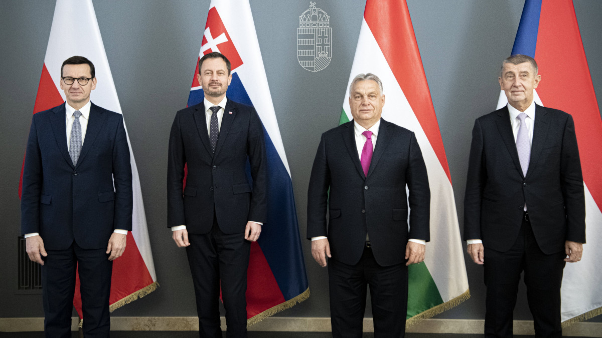 A Miniszterelnöki Sajtóiroda által közreadott képen Mateusz Morawiecki lengyel, Eduard Heger szlovák, Orbán Viktor magyar és Andrej Babis cseh (b-j) kormányfő a visegrádi országok (V4) miniszterelnökeinek csúcstalálkozóján Budapesten, a Karmelita kolostorban 2021. november 23-án.