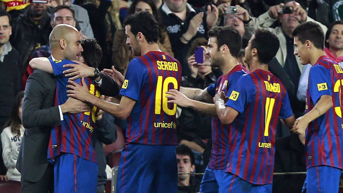Barcelona, 2012. május 6.Lionel MESSI, a Barcelona argentin csatára (b2) megöleli edzőjét, Josep GUARDIOLA-t, mögötte csapattársai állnak, miután megszerezte negyedik gólját az Espanyol ellen a spanyol első osztályú labdarúgó-bajnokság 2012. május 5-i mérkőzésén a barcelonai Camp Nou Stadionban. A Barcelona 4-0-ra győzött, Messi pedig az 50. góljánál tart, és ezzel az európai labdarúgás történetében ő az első, aki egy bajnoki idényben félszázszor talált be az ellenfelek kapujába. (MTI/EPA/Toni Garriga)