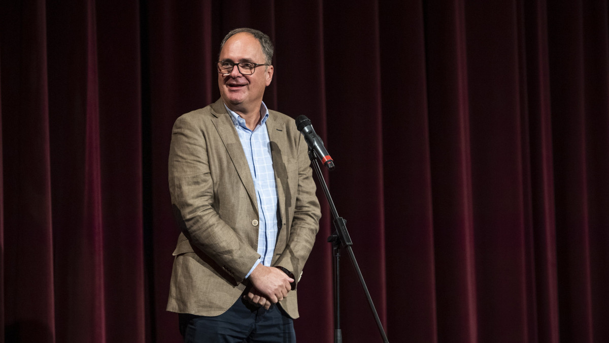 Káel Csaba, a magyar nemzeti mozgóképipar fejlesztéséért felelős kormánybiztos beszédet mond a Kittenberger - Az utolsó vadászat című film díszbemutatóján az Uránia Nemzeti Filmszínházban 2021. szeptember 13-án. A vadászati világkiállítás kapcsán készült filmet Tősér Ádám rendezte, főszereplője Bodrogi Gyula Kossuth-díjas színművész, az operatőr Győri Márk, a producerek Kovács Zoltán, Lajos Tamás és Vida Joe.