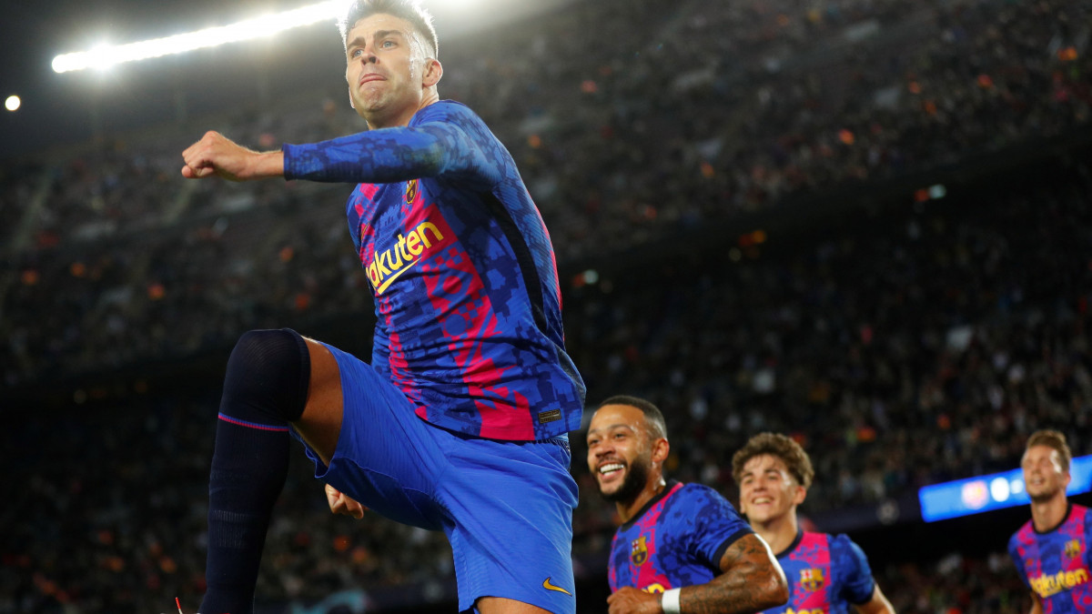 Gerard Pique, a Barcelona játékosa (b) ünnepel, miután gólt szerzett a labdarúgó Bajnokok Ligája E csoportjának harmadik fordulójában játszott FC Barcelona - Dinamo Kijev mérkőzésen Barcelonában 2021. október 20-án.