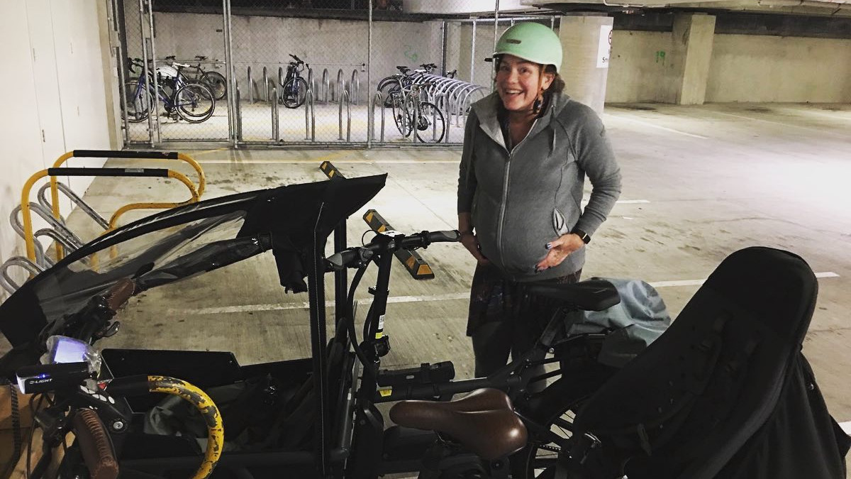 Julie Anne Genter új-zélandi parlamenti képviselő kerékpárral tekert be a kórházba szülni