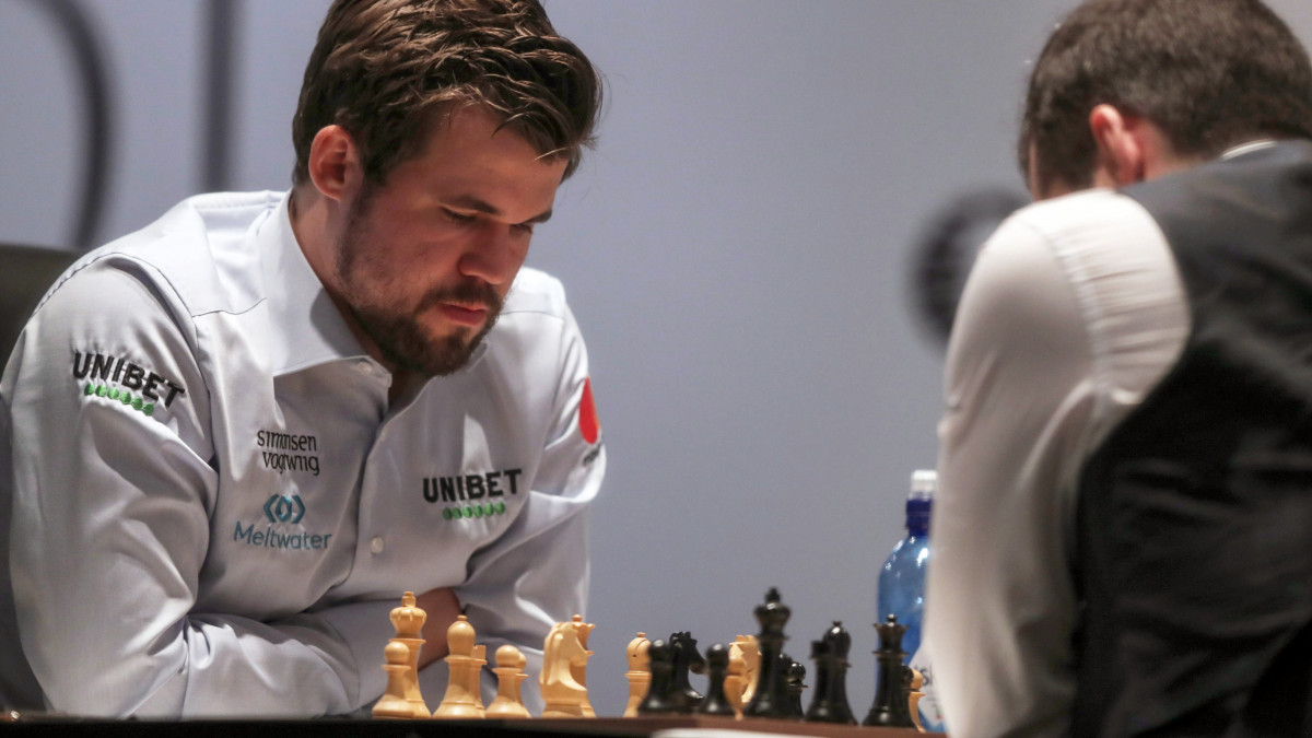 A címvédő norvég Magnus Carlsen (b) és az orosz Jan Nyepomnyascsij a dubaji sakkvilágbajnoki döntő második mérkőzésén 2021. november 27-én.