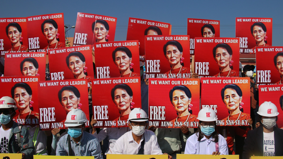 A puccs ellen tiltakozó emberek Aung Szan Szú Kji mianmari államtanácsost (kormányfőt) ábrázoló portrékkal tüntetnek Najppjidóban 2021. február 15-én. Mianmarban a puccsista katonai vezetők két nappal meghosszabbították hétfőn Aung Szan Szú Kji őrizetben tartását. A hadsereg február 1-jén átvette a hatalmat és szükségállapotot hirdetett ki Mianmarban.