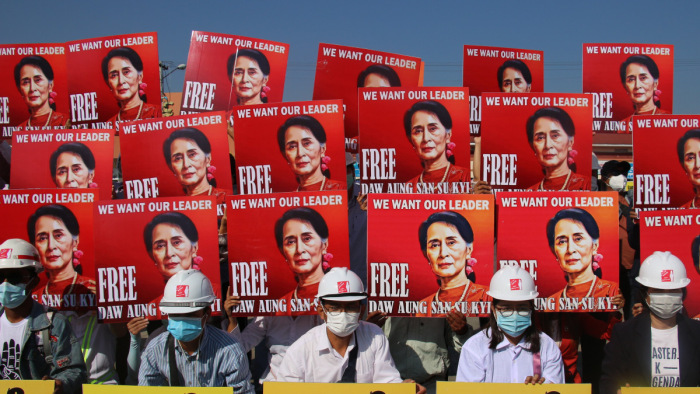 Tizenegy embert, köztük hat kamaszt égettek el élve mianmari katonák