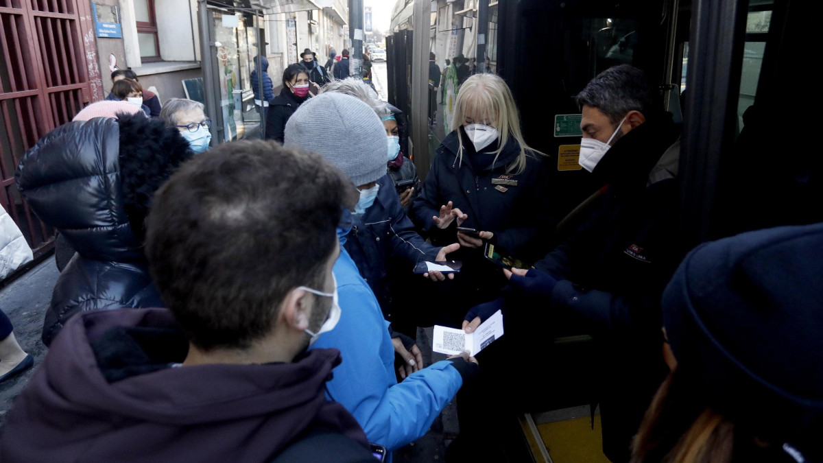 Rendőröknek mutatják be az utasok a koronavírus elleni oltás felvételét igazoló QR-kódot a milánói Lanza metróállomáson 2021. december 6-án. Olaszországban december 6-tól az oltottsághoz kötik a tömegközlekedési eszközök használatát, a kulturális és sportlétesítményekbe történő belépést,  valamint a vendéglátóhelyek és a szállodák látogatását. A korábbi szabályokkal ellentétben a védettséget kizárólag legalább egy adag oltás felvétele vagy a betegségből történt felgyógyulás igazolhatja. Az országos korlátozások január 15-ig lesznek érvényben.