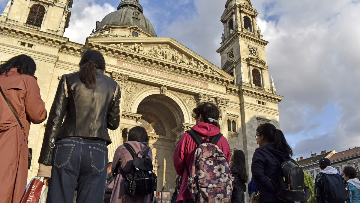 Turistacsoport a Szent István Bazilika neoreneszánsz épülete előtt az V. kerület, Szent István téren. MTVA/Bizományosi: Róka László  *************************** Kedves Felhasználó!