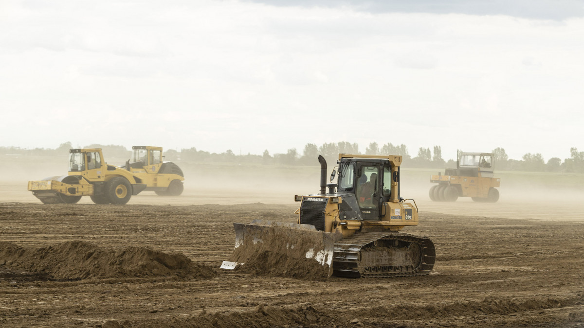 A Külgazdasági és Külügyminisztérium által közzétett képen munkagépek a Debrecen mellett épülő BMW-gyár építési területének előkészítésén 2019. május 21-én.
