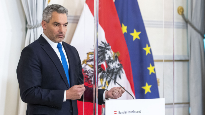 Az osztrák kancellár egy éve: válságkezelés a párton belül és kívül