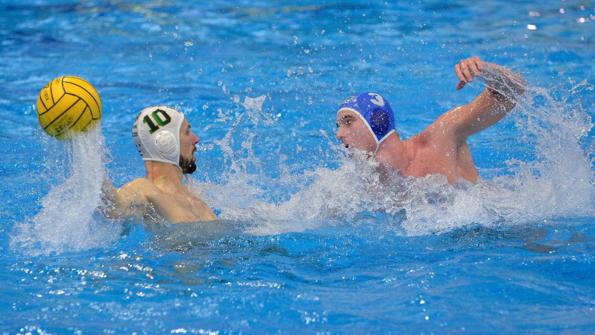 Varga Dénes, a Ferencváros (b) és Szeghalmi Zsombor Levente, a Szolnok játékosa a BENU férfi vízilabda Magyar Kupa döntőjében játszott FTC-Telekom Waterpolo - Szolnoki Dózsa mérkőzésen a soproni Lővér Uszodában 2021. december 11-én. A Ferencváros címét megvédve 12-9-re győzött a Szolnok ellen a fináléban. A zöld-fehérek sorozatban negyedszer, történetük során 21. alkalommal hódították el a trófeát.