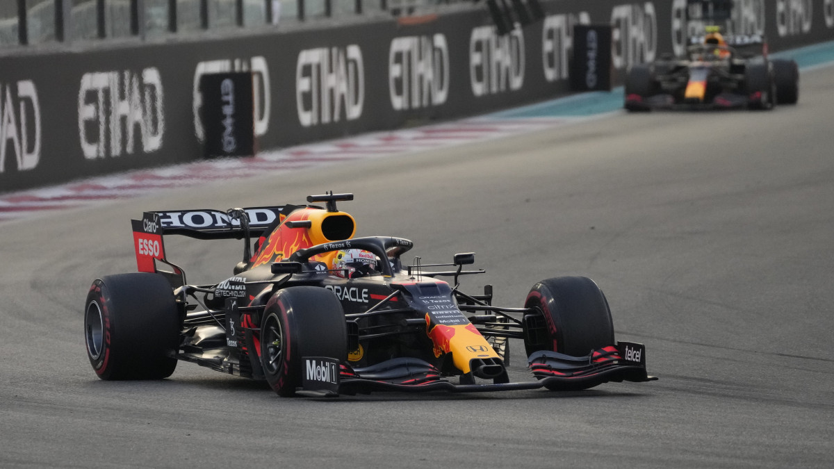 Max Verstappen, a Red Bull holland versenyzője a Forma-1-es autós gyorsasági világbajnokság abu-dzabi futamán a Yas Marina versenypályán 2021. december 12-én. Az idényzáró futamon Verstappen és a címvédő és hétszeres vb-győztes Lewis Hamilton, a Mercedes brit versenyzője küzd a világbajnoki címért.