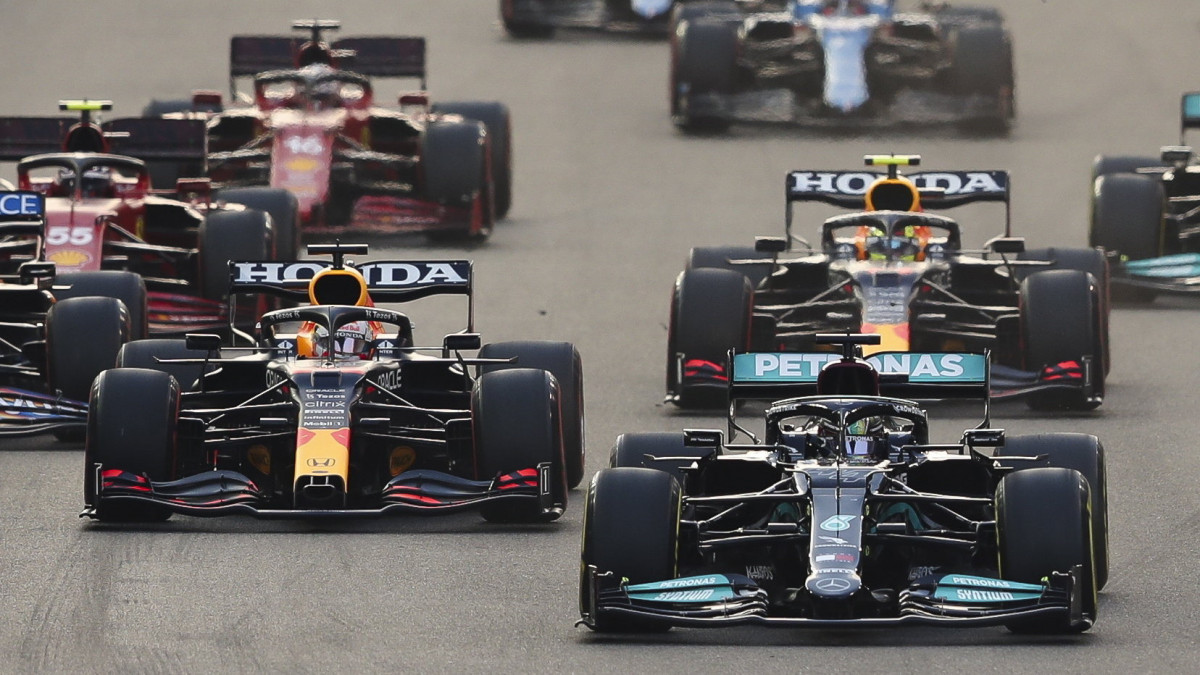 Lewis Hamilton, a Mercedes brit versenyzője (j) és Max Verstappen, a Red Bull holland versenyzője (b) a Forma-1-es autós gyorsasági világbajnokság abu-dzabi futamának rajtja után a Yas Marina versenypályán 2021. december 12-én. Az idényzáró futamon a címvédő és hétszeres vb-győztes Hamilton és Max Verstappen küzd a világbajnoki címért.
