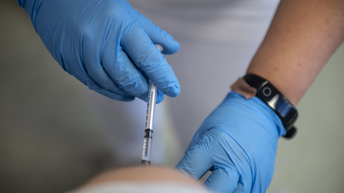 Rusvai Miklós azt tanácsolja, várjuk meg az új, omikron elleni vakcinát