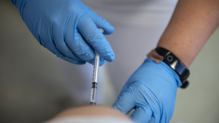 Koronavírus - Egy 102 éves férfi is megkapta a negyedik védőoltást Pécsen