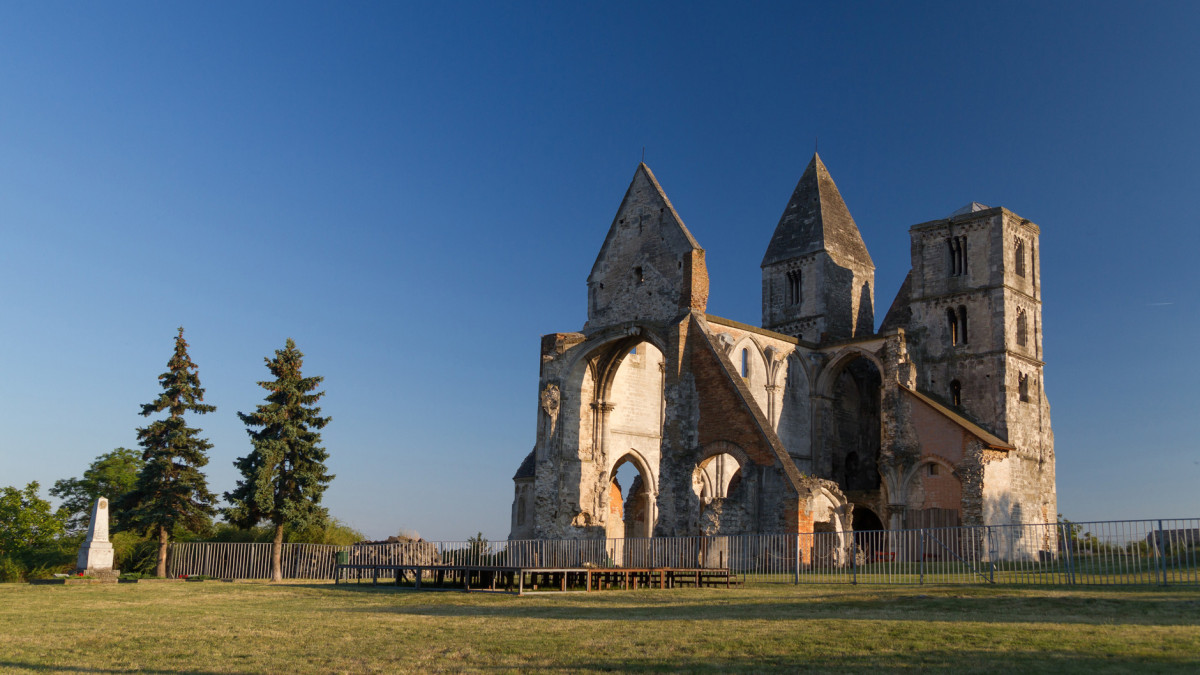 Ruined church in ZsĂĄmbĂŠk, Hungary