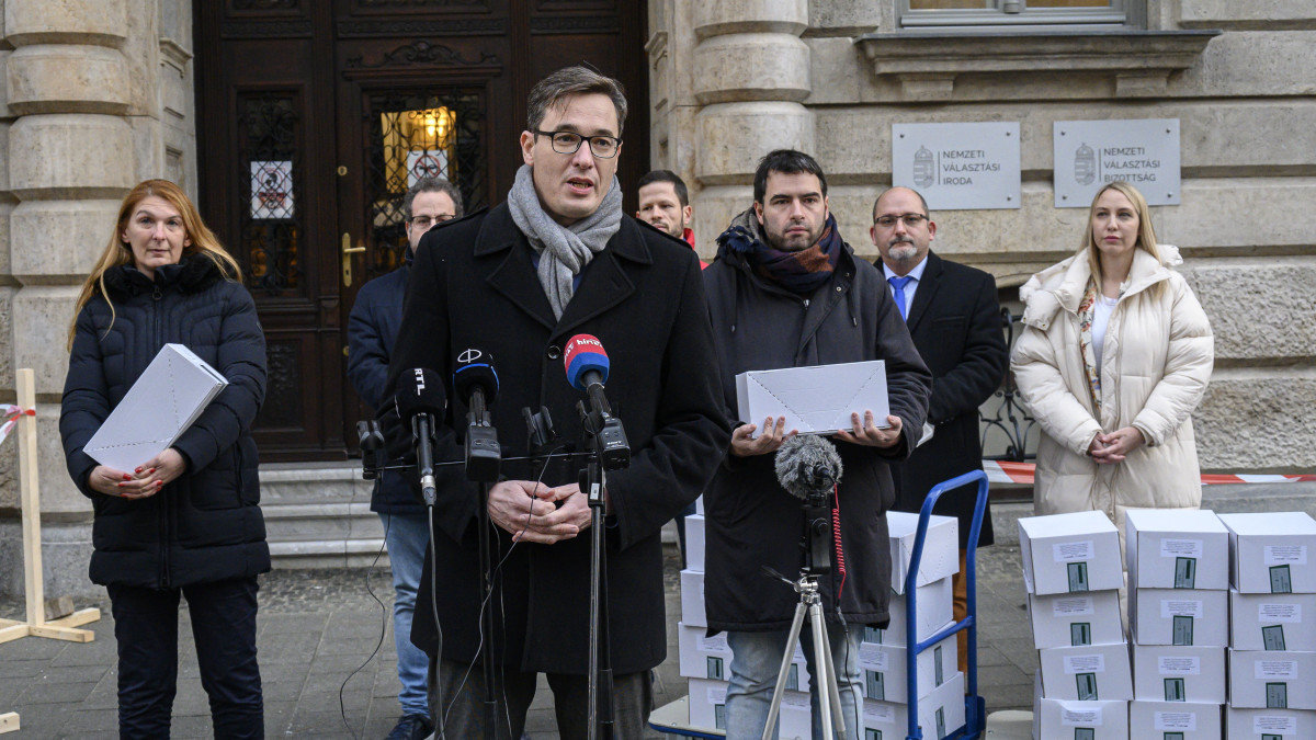 Karácsony Gergely főpolgármester (k) sajtótájékoztatót tart az általa benyújtott népszavazási kezdeményezésekhez szükséges aláírásgyűjtő ívek átvétele után a Nemzeti Választási Iroda előtt 2021. december 15-én. Megkezdődik az aláírásgyűjtés a Diákvárosra és a 270 napos álláskeresési járadékra vonatkozó népszavazáshoz - jelentette be a főpolgármester.