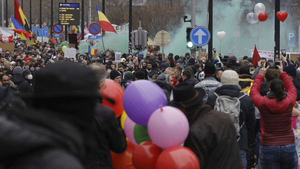 A koronavírus-járvány megfékezését szolgáló intézkedések ellen tüntetnek Brüsszelben 2021. december 19-én.