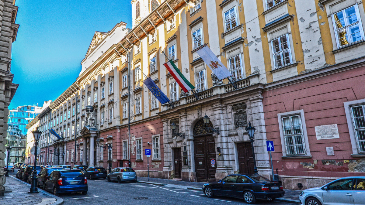 Budapest Főváros Főpolgármesteri Hivatalának épülete az V. kerületi Városház utcában. Az egykori Invalidus-ház, más néven Károly-kaszárnya monumentális barokk polgári épülete 1716 és 1727 között épült Anton Erhard Martinelli tervei alapján. MTVA/Bizományosi: Róka László  *************************** Kedves Felhasználó!