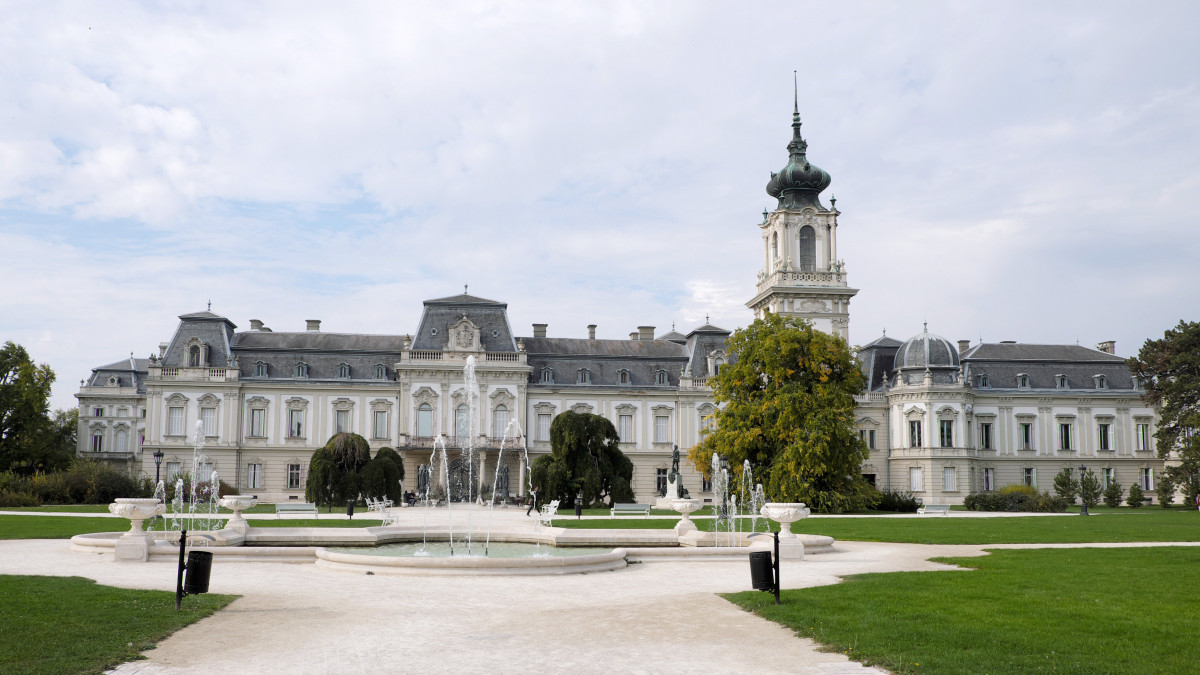 A keszthelyi Festetics-kastély műemlék épülete. A Festetics-kastély Keszthely kiemelkedő jelentőségű műemléke. Építése még a 18. század közepén kezdődött el, Christoph Hofstadter építész vezetésével. Az 1880-as években, nagyszabású átépítés és bővítés után nyerte el végleges, barokk stílusú formáját. A 42 hektáros park természetvédelmi terület. A kastély minden évben több kulturális eseménynek ad otthont. MTVA/Bizományosi: Nagy Zoltán  *************************** Kedves Felhasználó!