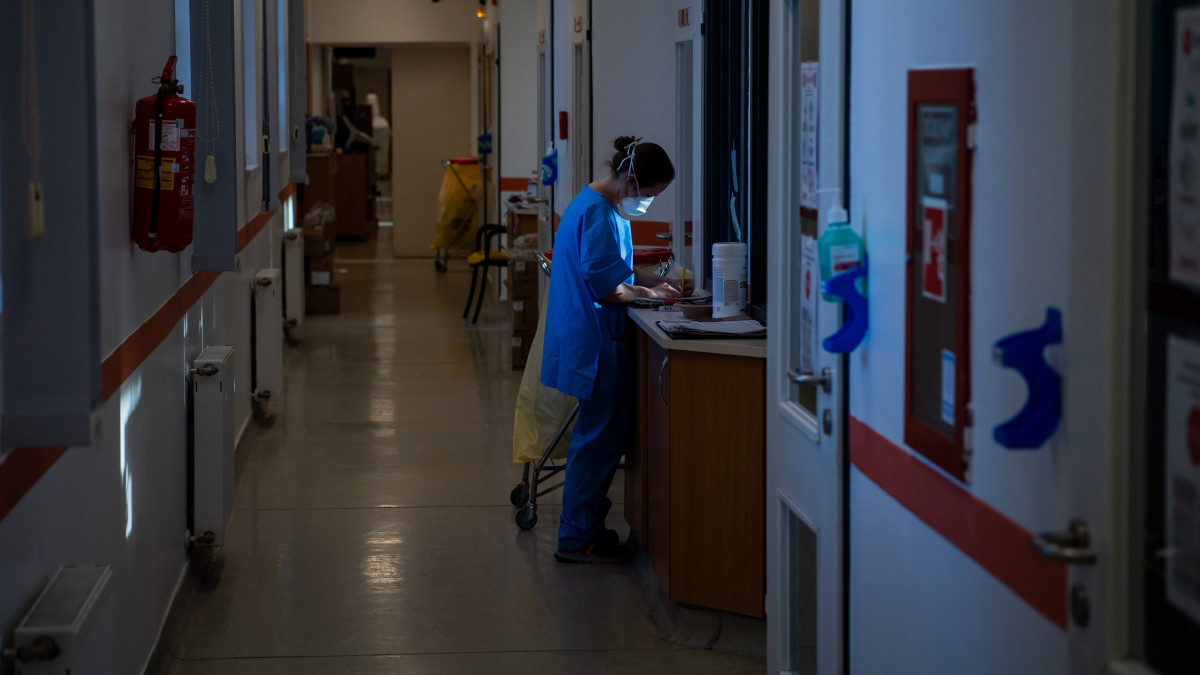 Védőfelszerelést viselő orvos a fővárosi Szent László Kórház koronavírussal fertőzött betegek fogadására kialakított intenzív osztályán 2021. december 13-án.
