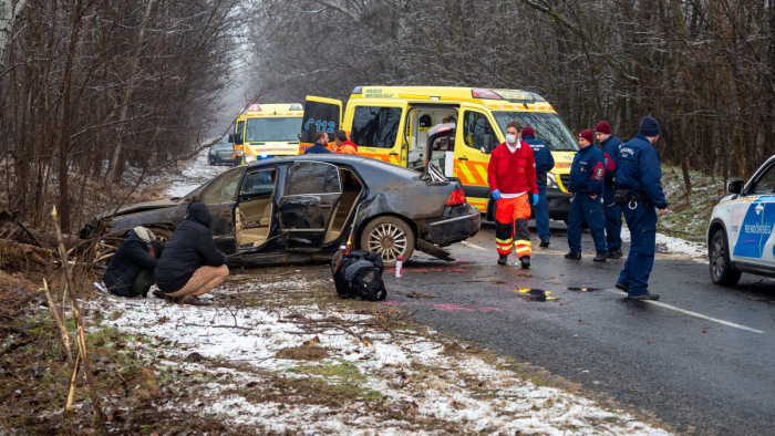 Súlyos baleset lett a vége, hogy a rendőrök elől menekült a migránsokkal megrakott autó