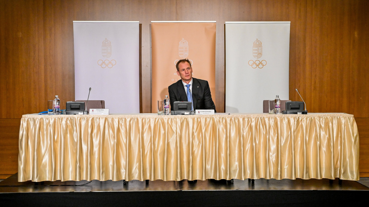 Kulcsár Krisztián, a Magyar Olimpiai Bizottság (MOB) elnöke a bizottság rendkívüli közgyűlésén Budapesten, a Larus rendezvényközpontban 2021. december 30-án. A közgyűlésen a megjelentek többsége megvonta a bizalmat Kulcsár Krisztiántól. A jelenlévők közül 24-en voksoltak arra, hogy távozzon, 18-an arra, hogy maradjon, egy szavazat pedig érvénytelen volt.