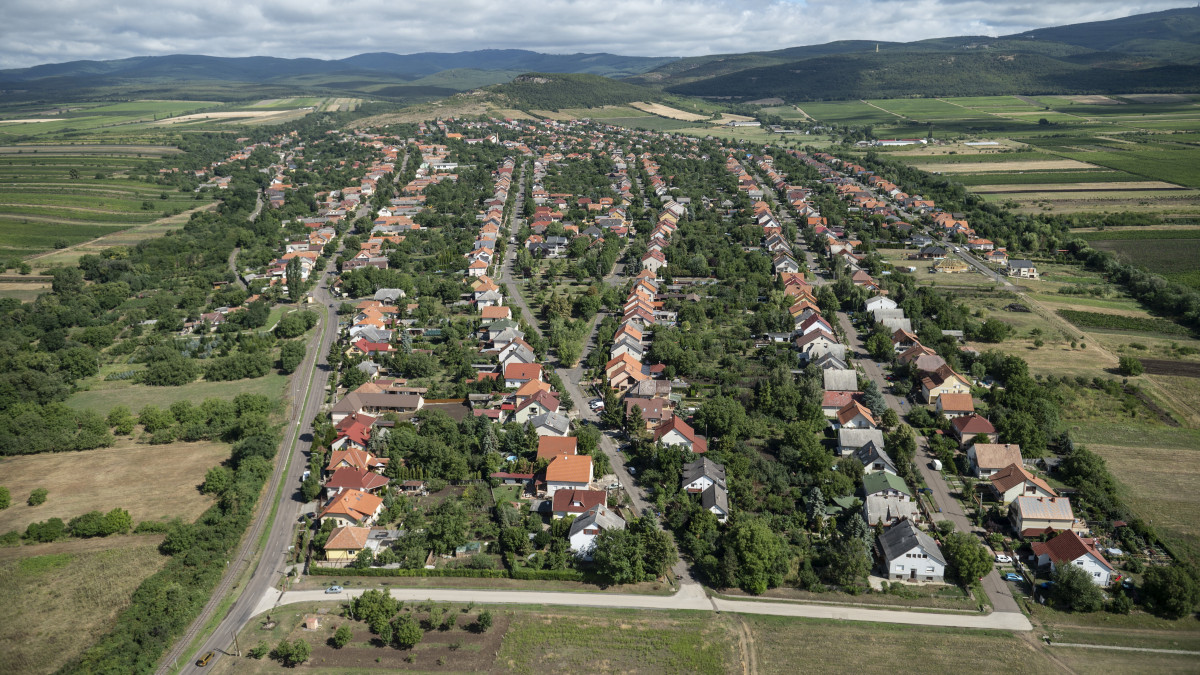 Gyöngyössolymos látképe a Készenléti Rendőrség helikopteréből fényképezve Gyöngyös közelében 2021. augusztus 6-án. Ezen a napon helikopteres parlagfű-felderítést végeznek Heves megyében a Belügyminisztérium és az Agrárminisztérium támogatásával.