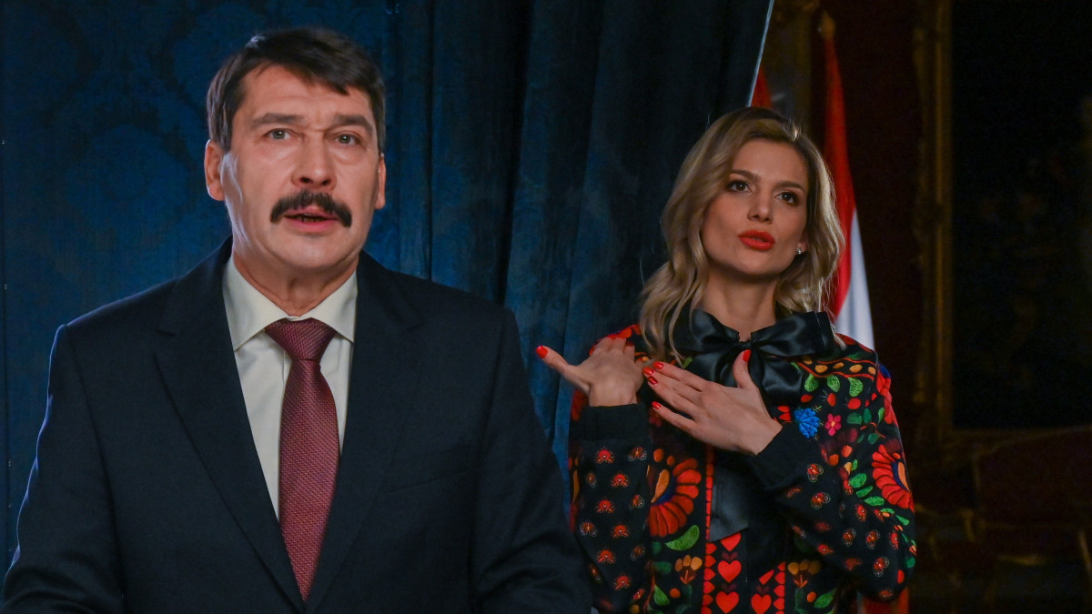 Áder János köztársasági elnök és Weisz Fanni jeltolmács, siket esélyegyenlőségi aktivista az államfő újévi köszöntőjének televíziós felvételén a Sándor-palotában 2021. december 29-én.