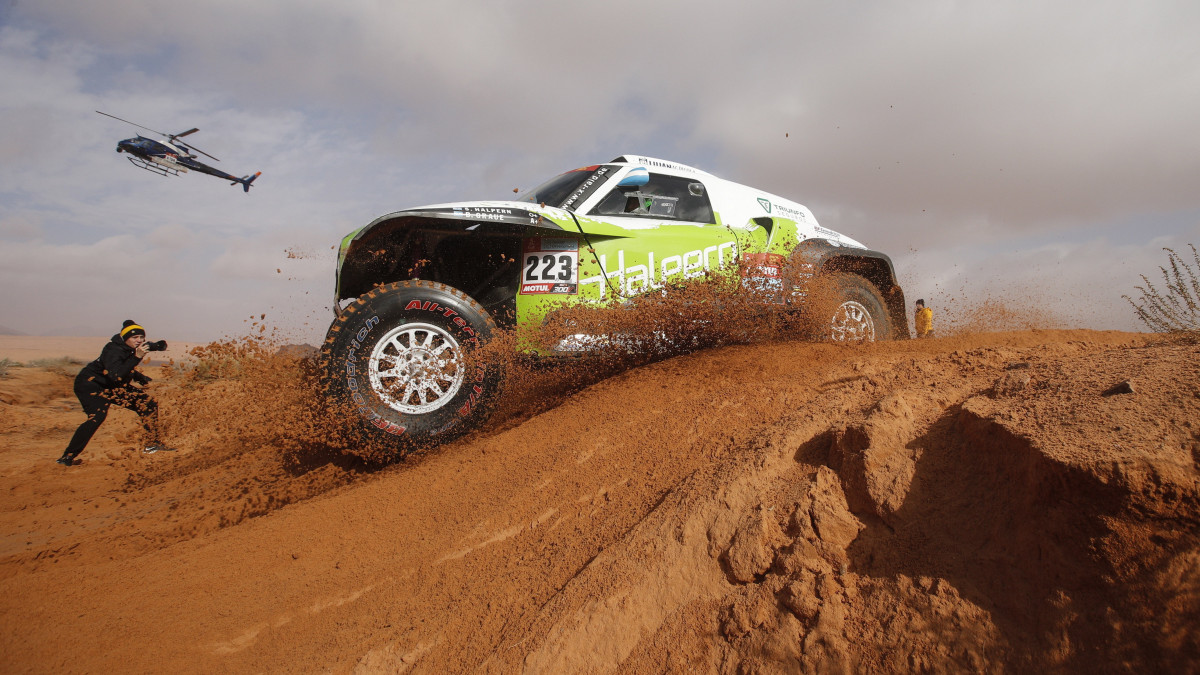 Az argentin Sebastian Halpern, az X-Raid Mini John Cooper Works Rally Team versenyzője honfitárs navigátora, Bernardo Graue társaságában vezeti Minijét a szaúd-arábiai Dakar-rali első, Hail és Hail közötti 334 kilométeres szakaszán 2022. január 2-án.