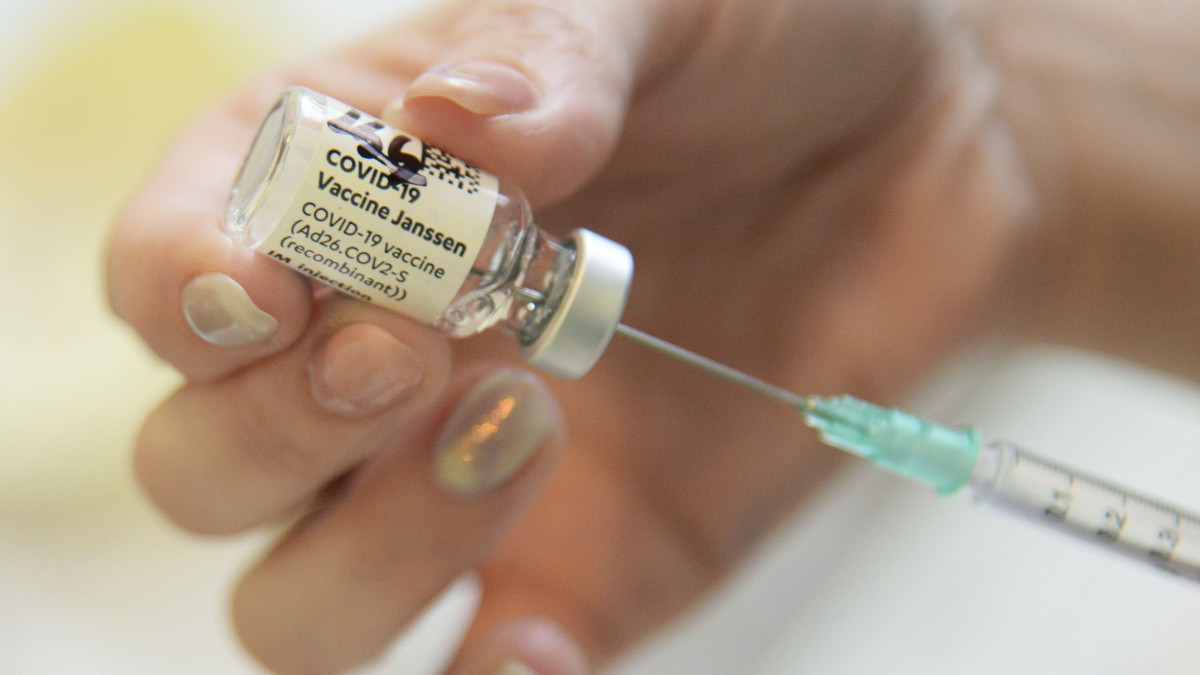 Oltáshoz készítik elő az amerikai Johnson & Johnson leányvállalata, a Janssen egyadagos koronavírus elleni vakcináját a soproni kórház oltópontján 2021. december 9-én. A november 22-én kezdődött oltási akcióban regisztráció és előzetes időpontfoglalás nélkül várják az oltakozni szándékozókat naponta 7 és 19 óra között az ország 101 kórházában, valamint a szakrendelőkben is.