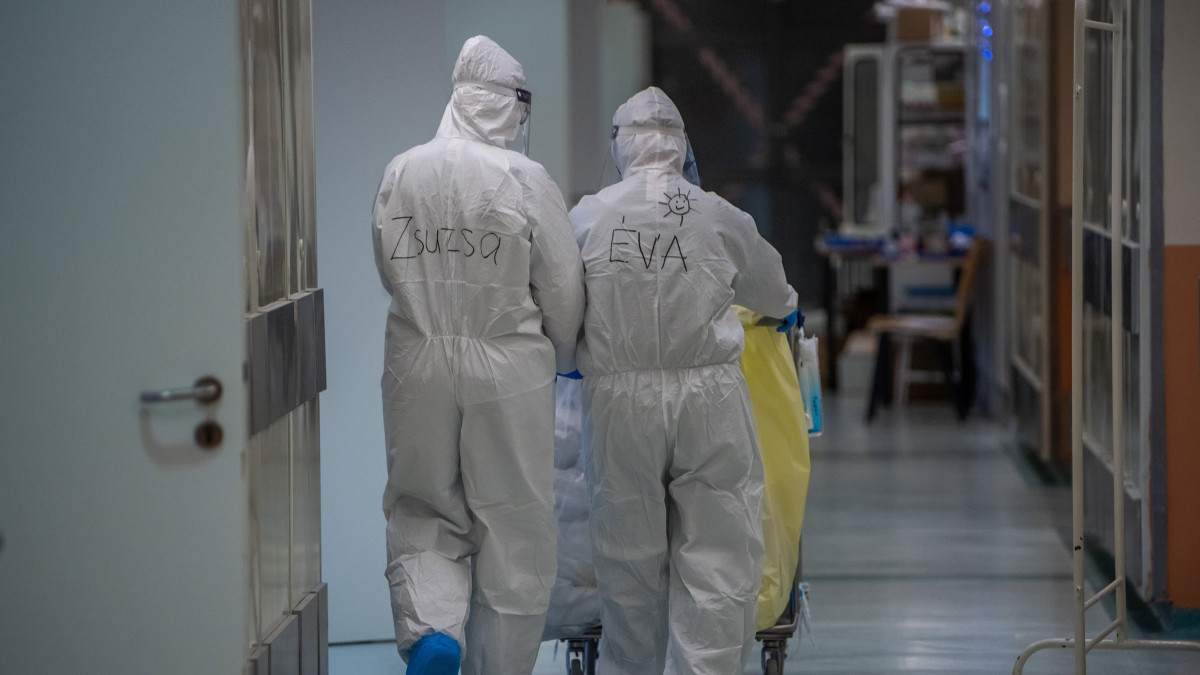 Védőfelszerelést viselő ápolók a Magyar Honvédség Egészségügyi Központja, a Honvédkórház koronavírussal fertőzött betegek ellátására kialakított osztályán 2021. december 15-én.