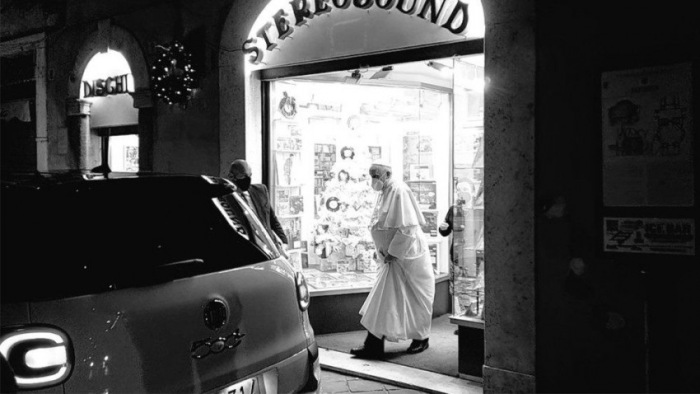 Ferenc pápa kiszaladt Rómában egy hanglemezboltba, és megáldotta