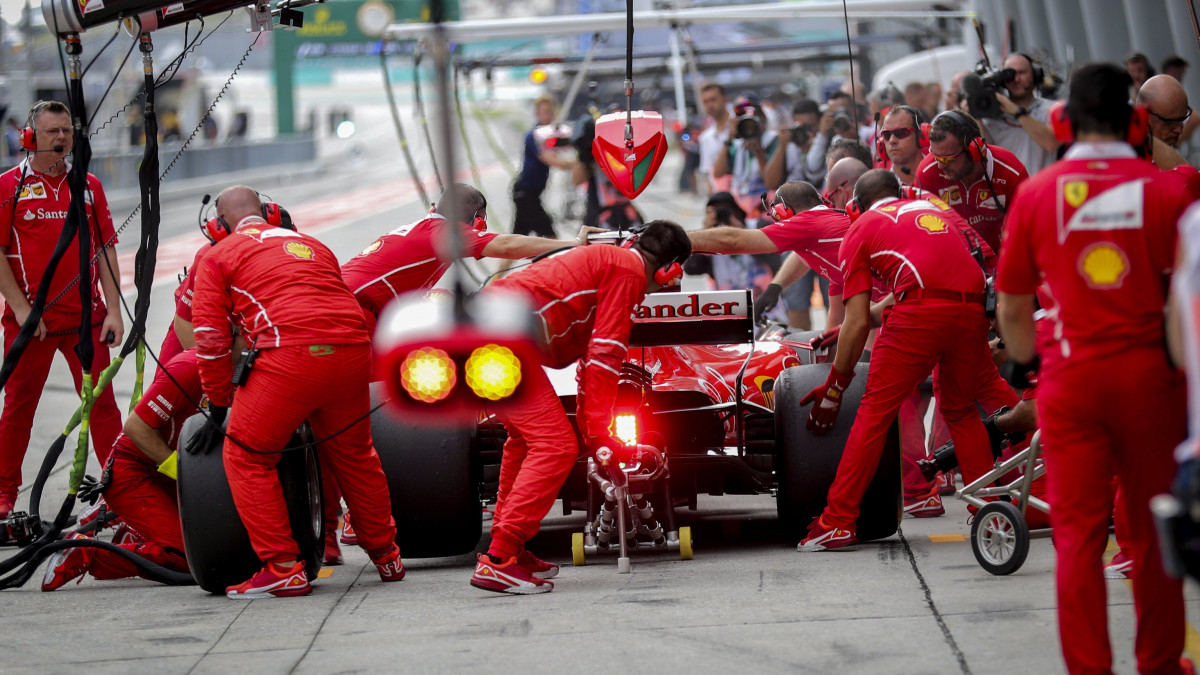 Sepang, 2017. szeptember 29.A Ferrari csapata kerékcserét gyakorol a német Sebastian Vettel autóján a Forma-1-es autós gyorsasági világbajnokság Malajziai Nagydíjának második szabadedzésén a sepangi versenypályán 2017. szeptember 29-én, két nappal a futam előtt. Vettel megnyerte az edzést. (MTI/EPA/Diego Azubel)