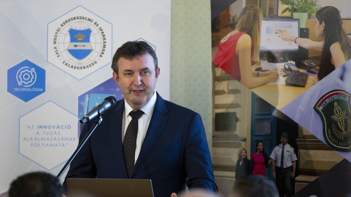 Palkovics László innovációs és technológiai miniszter előadást tart a Zala megye 2020-as top 100 vállalkozását tartalmazó kiadvány bemutatóján a zalaegerszegi Arany Bárány Hotelben 2022. január 14-én.