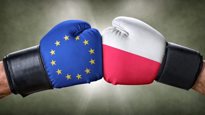 Nem fenyegeti tovább a 7-es cikk szerinti eljárás a lengyeleket