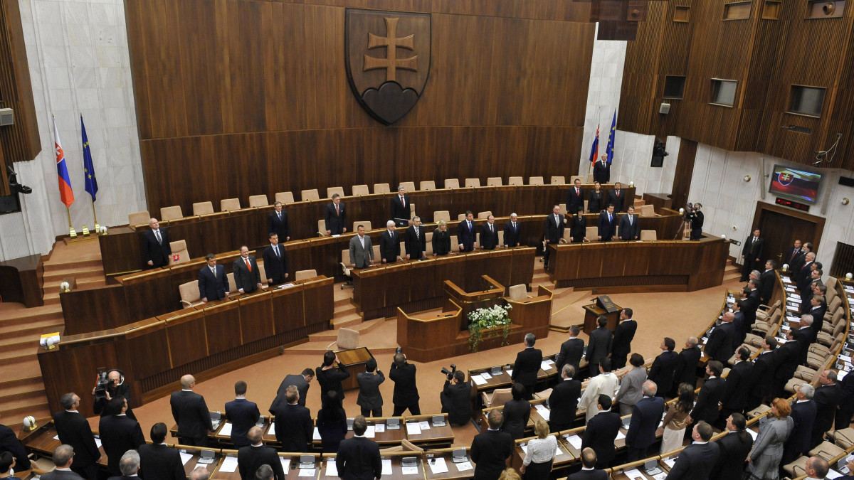 Pozsony, 2012. április 4. Leteszik esküjüket az új összetételű szlovák törvényhozás leendő képviselői a parlament alakuló ülésén Pozsonyban. Szlovákiában március 10-én tartottak előre hozott parlamenti választásokat, amelyen elsöprő győzelmet aratott a Robert Fico vezette baloldali Irány-Szociáldemokrácia (Smer-SD) párt. A Smer 83 mandátumot szerzett a 150 fős parlamentben. (MTI/TASR/Pavel Neubauer)   *** Local Caption ***