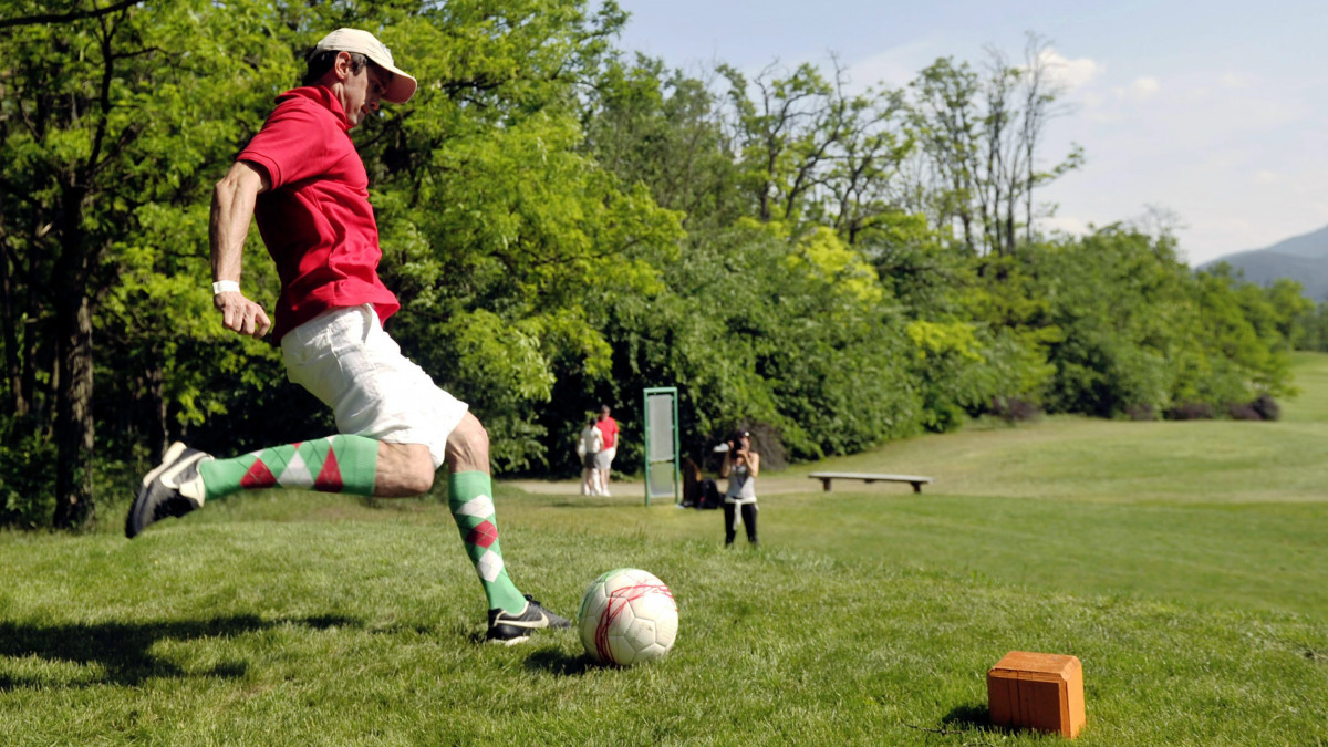 A harmadik helyezett Fehér Csaba kezdőrúgást végez a Kisorosziban zajló első footgolf-világbajnokságon, amelyen nyolc ország 76 versenyzője vett részt.