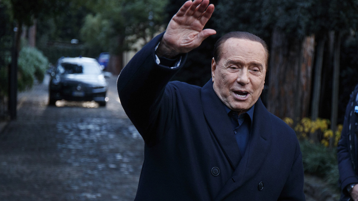 Silvio Berlusconi volt olasz miniszterelnök, a Forza Italia párt vezetője int riportereknek a jobbközép pártok csúcstalálkozója után a római Villa Grandénál 2021. december 23-án. Berlusconi 2022. január 22-én visszavonta tervezett jelölését az államfői posztra. A többfordulós államfőválasztás a római parlamentben január 24-én kezdődik, naponta egy szavazást tartanak.