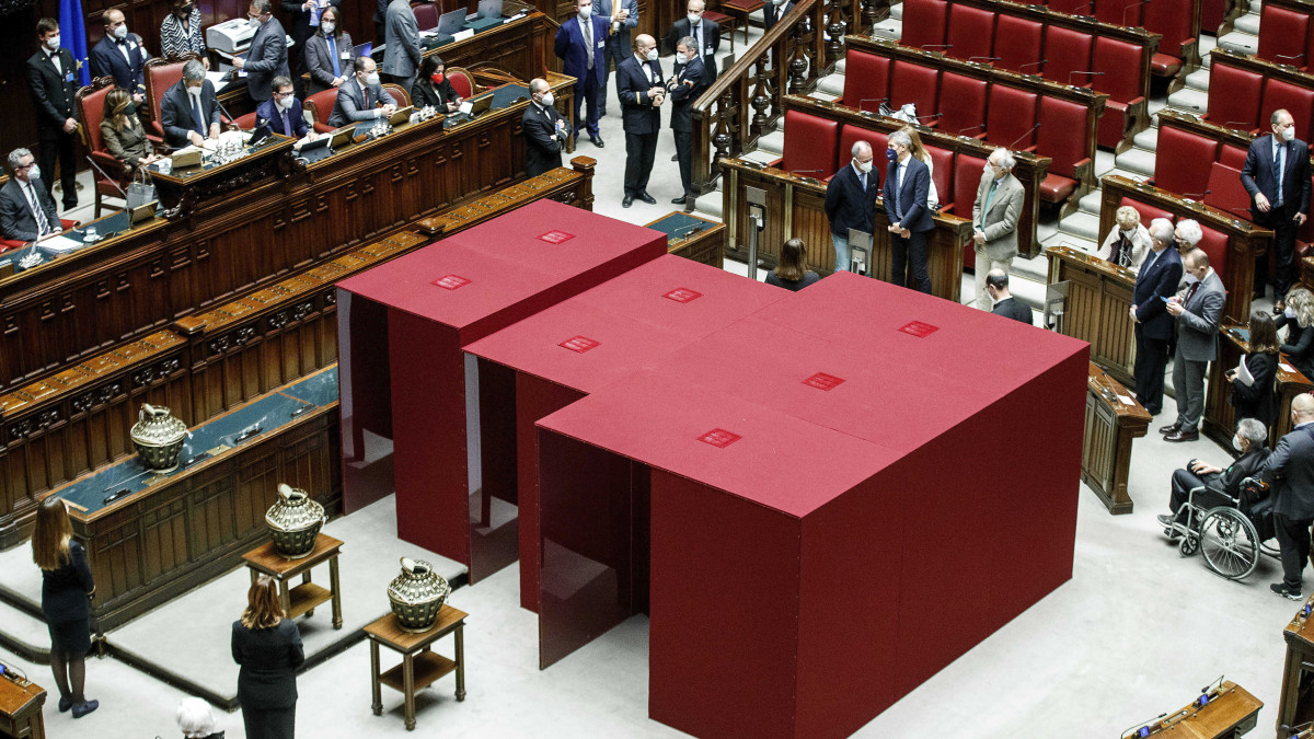 A koronavírus-járvány miatt kialakított új szavazófülkék a parlament, vagyis a római Montecitorio-palota alsóházi termében 2022. január 24-én, az olasz elnökválasztás első fordulójának napján. A választás hivatalos jelöltállítás nélkül kezdődik, az utolsó pillanatig zajló politikai egyeztetések és a szavazások folyamán kialakuló többség határozza meg, hogy végül kire összpontosulnak a voksok.