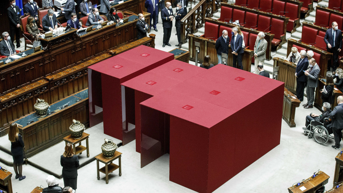 A koronavírus-járvány miatt kialakított új szavazófülkék a parlament, vagyis a római Montecitorio-palota alsóházi termében 2022. január 24-én, az olasz elnökválasztás első fordulójának napján. A választás hivatalos jelöltállítás nélkül kezdődik, az utolsó pillanatig zajló politikai egyeztetések és a szavazások folyamán kialakuló többség határozza meg, hogy végül kire összpontosulnak a voksok.