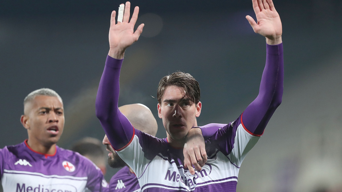 FLORENCE, ITALY - JANUARY 17: Dusan Vlahovic of ACF Fiorentina celebrates after scoring a goal during the Serie A match between ACF Fiorentina and Genoa CFC at Stadio Artemio Franchi on January 17, 2022 in Florence, Italy.  (Photo by Gabriele Maltinti/Getty Images)