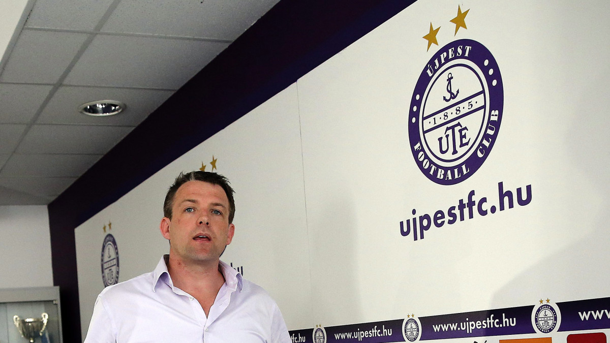 Roderick Duchatelet, az Újpest FC elnöke, tulajdonosa érkezik a klub helyzetéről tartott sajtótájékoztatójára, a budapesti székházukban 2014. március 14-én.