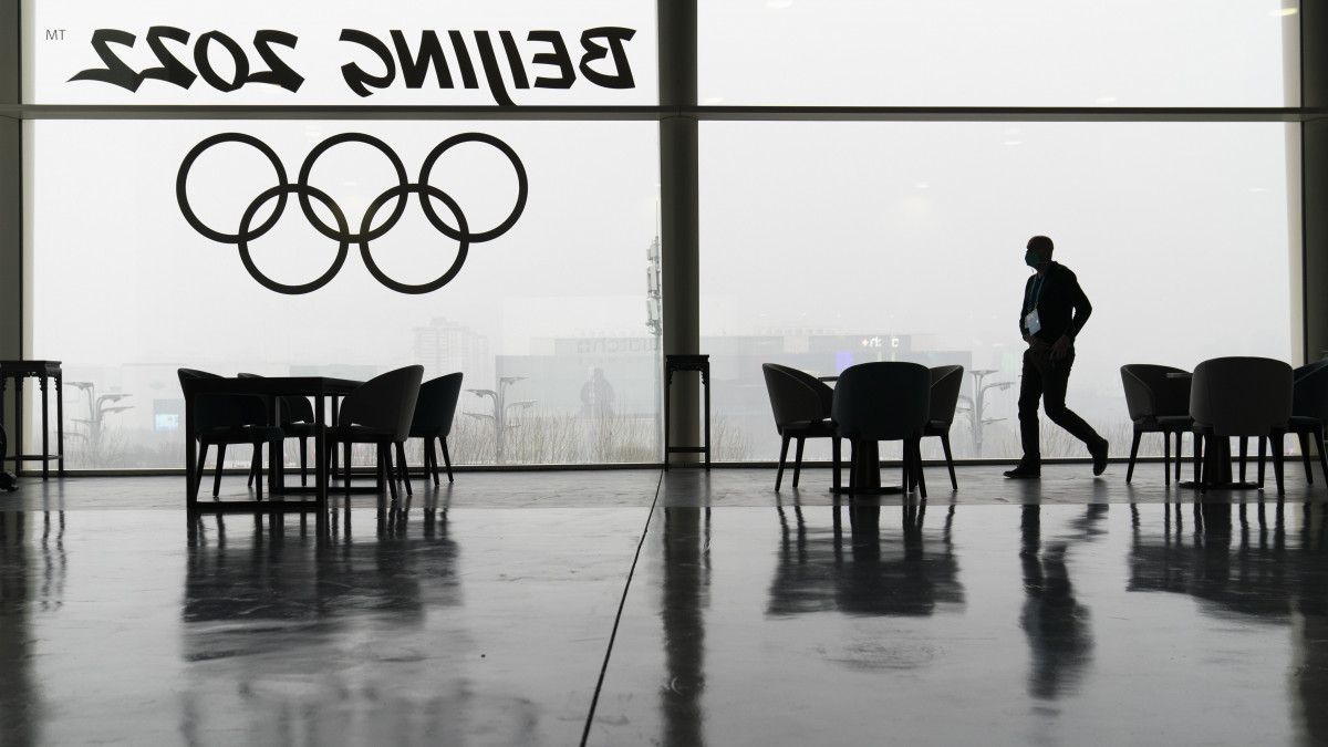 Az olimpiai ötkarika a 2022-es pekingi téli olimpia fő sajtóközpontjának üvegfalán 2022. január 24-én. A kínai fővárosban február 4-20. között rendezik a 2022-es téli ötkarikás játékokat.